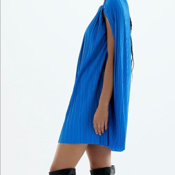 COPY - Pleated cape dress - Picture 4 of 11